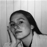 Professeur particulier donne des cours de dessin aux étudiants voulant se perfectionner en dessin